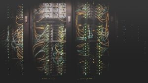 Borda de computação edge processando dados de dispositivos IoT em tempo real