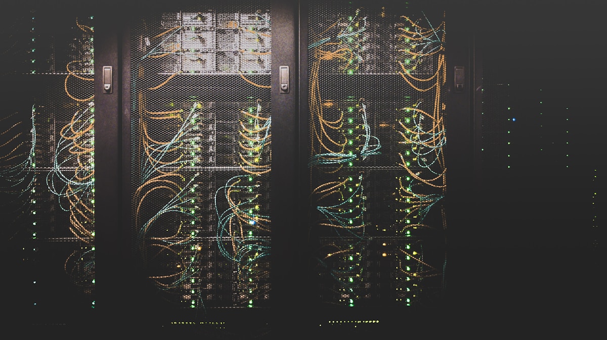 Borda de computação edge processando dados de dispositivos IoT em tempo real