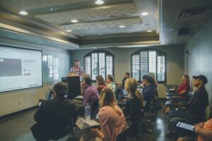 Microlearning com IA: Como a Inteligência Artificial Está Revolucionando o Treinamento Corporativo