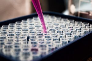 Drug Discovery com IA: Como a Inteligência Artificial Está Acelerando a Criação de Novos Medicamento